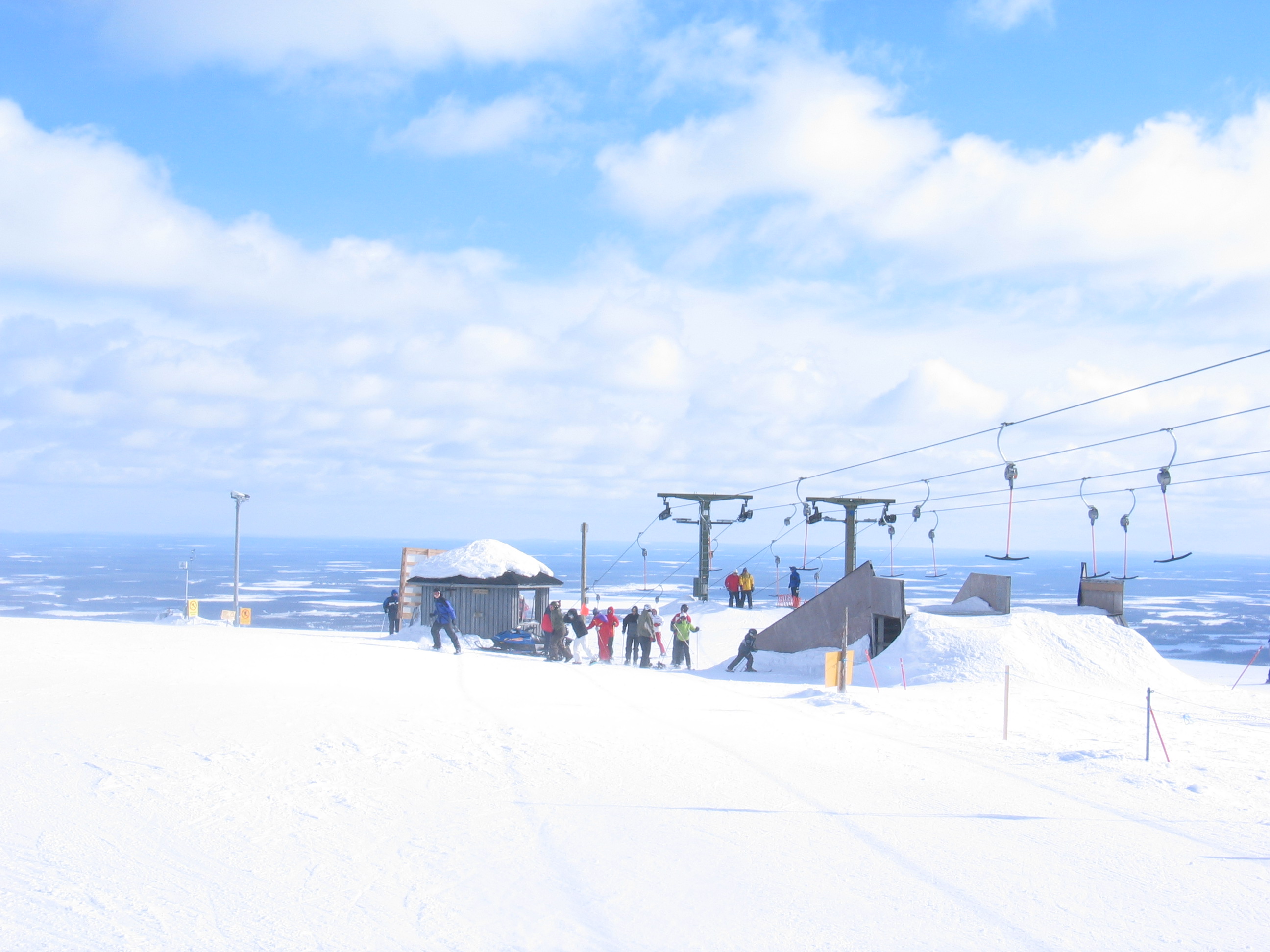 Snowy ski slopes and fell scenery in Ylläs.